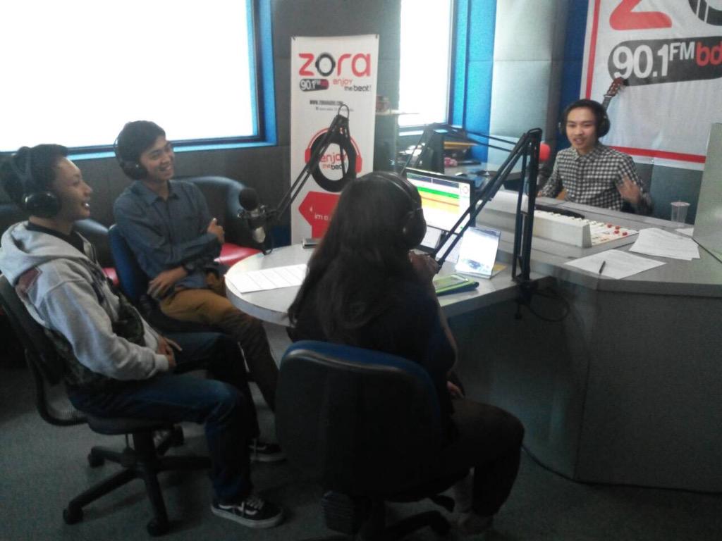 z_morningfresh's tweet photo. Zoners, kita kedatangan teman2 dari @bemunpas looh. #ZORANATION http://t.co/CWuF5SpQ9C
