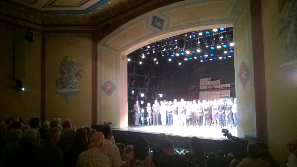ccityopera's tweet photo. Company members sing "Auld Lang Syne" before the curtain falls on the 2015 Festival. Congratulations, CCO! #CCO2015 http://t.co/6xNlRRonTd
