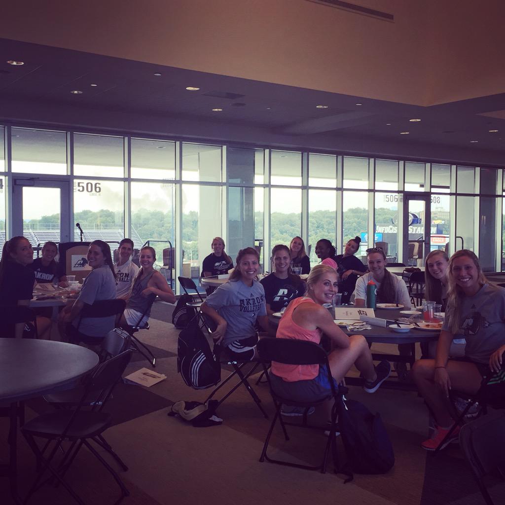 ZipsVB's tweet photo. First team dinner #zipspreseason #ZipsVB http://t.co/0adpObcEN7
