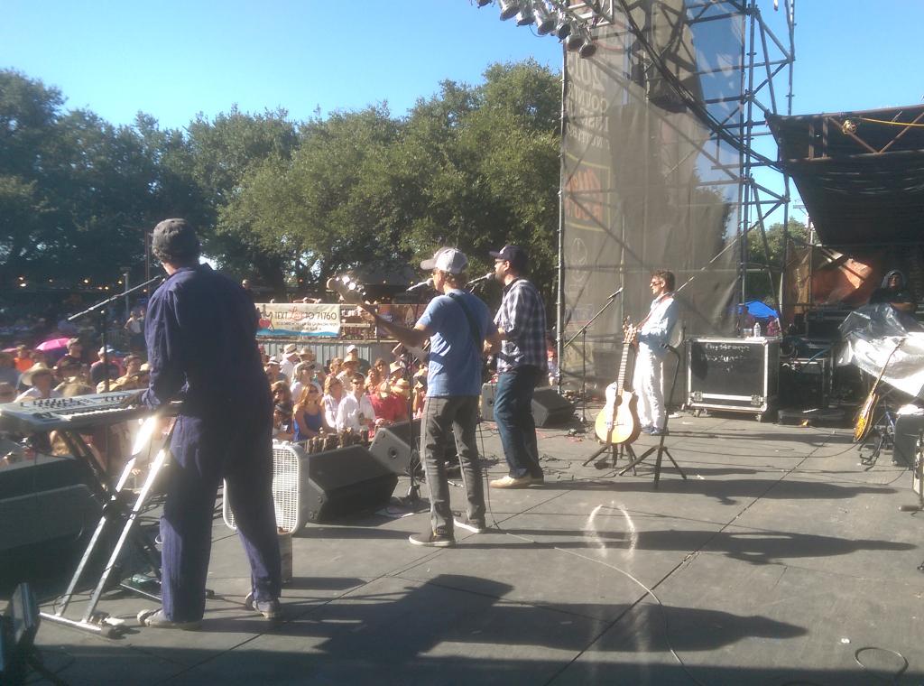 RoundRockAmp's tweet photo. .@Bob_Schneider on stage for the @TXFloodOfLove benefit right now! http://t.co/7I50UochCW
