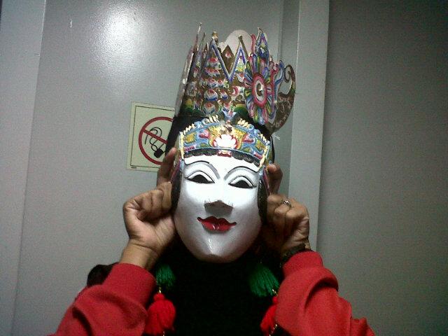 windayunika's tweet photo. @IMS_NET persiapan tari topeng di KRI Surabaya, pada acara Sail Morotai 2012 silam #IMS_Topeng http://t.co/LdVliRpCmo