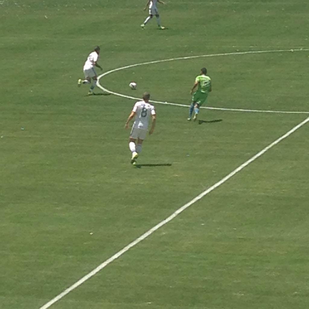 connorhump's tweet photo. Good match considering it's the MLS, and seen a few legends #Gerrard #Beckham @GordonRamsay http://t.co/HsTxLAe7ah