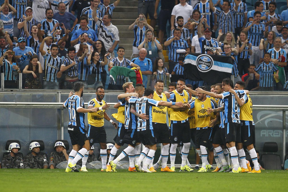 Gremio's tweet photo. [CRÔNICA] Grêmio aplica goleada histórica no Internacional 
http://t.co/2lFjSQqDAD http://t.co/UB05ieN0ww