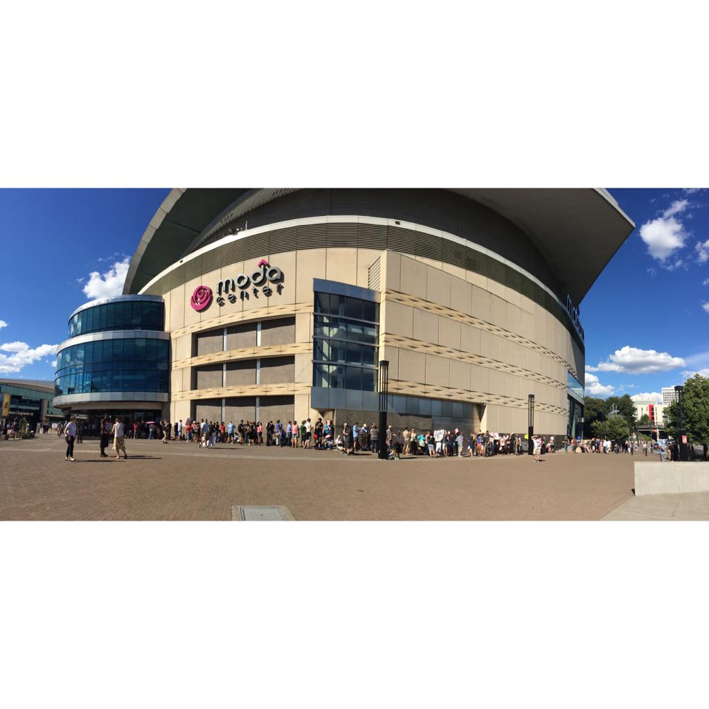 OR4Bernie's tweet image. .@BernieSanders this is what democracy looks like in #Portland! The line is around the block! #FeelTheBern #BernPDX