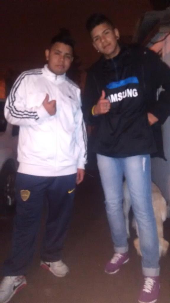 Acá con un amigo B|