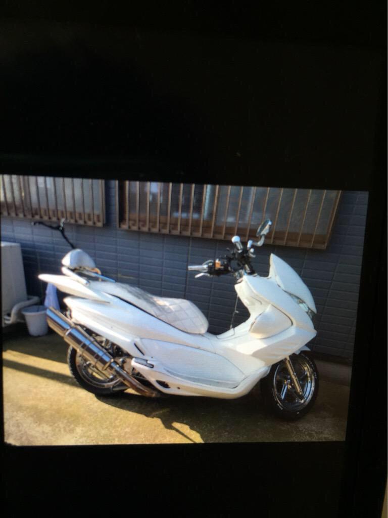 1130_takuya's tweet photo. PCX125フルカスタム売ります
走行10480キロ
外装綺麗でエンジンも絶好調です
フルエアロフルメッキスピーカー2発アンプ、ウーファーカロッツェリア、エナメルシートカチ上げマフラー
値段25万円です
少しの値下げありです
拡散希望 http://t.co/iL5hRIHKBq
