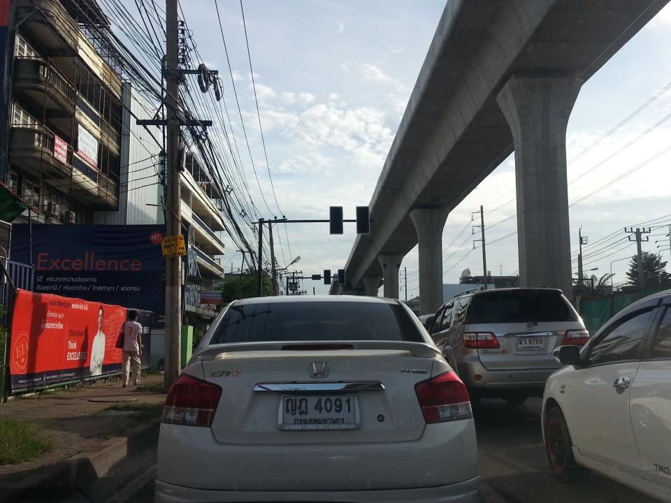 jarkde1306's tweet photo. แยกปู่เจ้าขาเข้ากรุงเทพ รถติดมาก เกือบ 10 นาที ยังไม่หลุดแยกเลย @js100radio http://t.co/eMxvLreywh