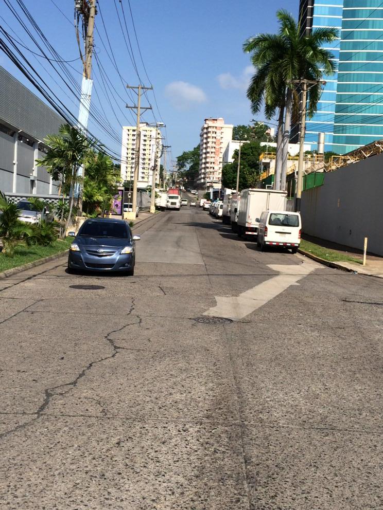En esta klle  no hay policia ni insp de transito que haga algo, de cuanto sera la coima por mirar para otro lado