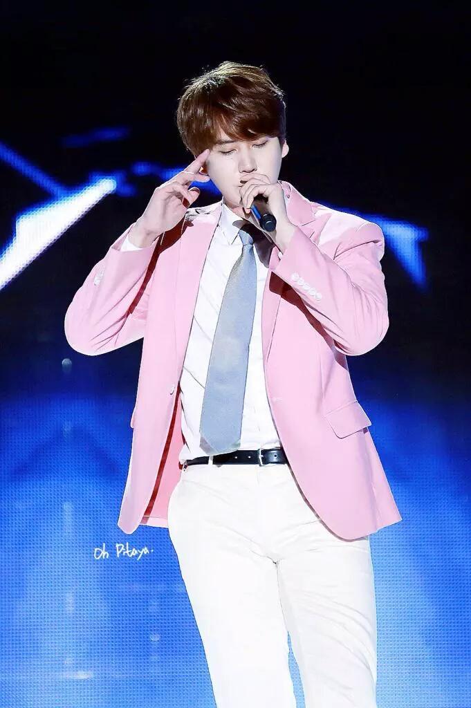 13elieveSG's tweet photo. [HD PIC] 150809 Korea Music Festival in Sokcho - Kyuhyun so awesome in pink outfit! 😍 [4P] (Cr:@M3H_OPTY) http://t.co/rM7TCfR9m3