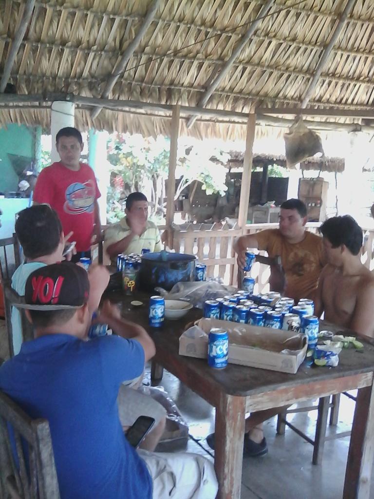 brian91gallardo's tweet photo. #fincavalladares
#party http://t.co/Shjx5zXXdl