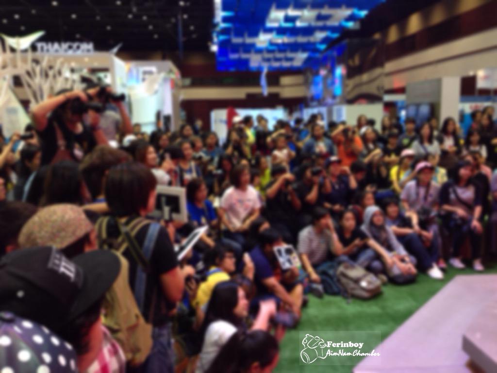 ferinboy's tweet image. 9.8.2015 กิจกรรมที่บูธทรู ที่น้องน้ำ มาร้องโชว์ กับ เหล่าบรรดาแฟนคลับ แฟนเพลง อุ่นหนาฝาคลั่ง #เอมน้ำ #NET2015