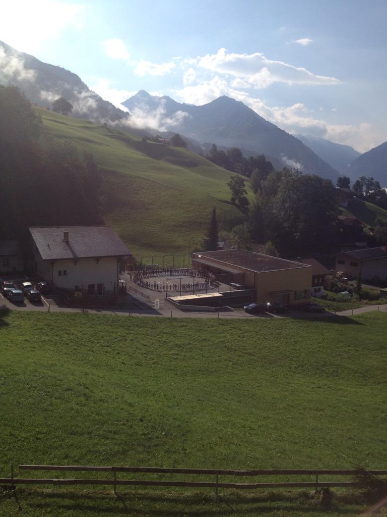 What a nice tradition: warm welcome to all new kids in school! #primaryschool #hasliberg