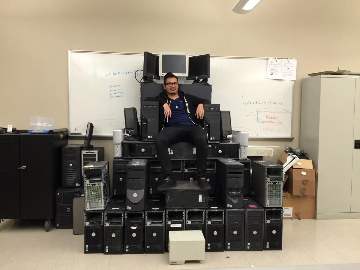 Cubicle123's tweet photo. How it feels to be the boss 😂 http://t.co/bnwezLpuDo