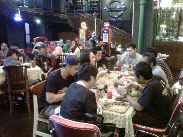 Hoy!! Bentar lagee para artis <a href="/CAKthemovie/">Catatan Akhir Kuliah</a> ngelanjutin acr MnG da HartonoMall. Abis itu lsg nonbar da <a href="/Platinum_Solo/">PLATINUM SOLO</a>