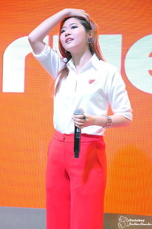 ferinboy's tweet image. ขึ้นเวทีก้าวแรก ก็เสยเลยคับ โชว์สันกราม #เอมน้ำ #NET2015