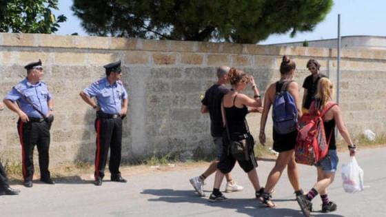 repubblica's tweet photo. Bergamo, maxi blitz al rave party in riva al fiume: 200 giovani identificati e sgomberati http://t.co/eVzE7Ksiku http://t.co/eglJG86g6b