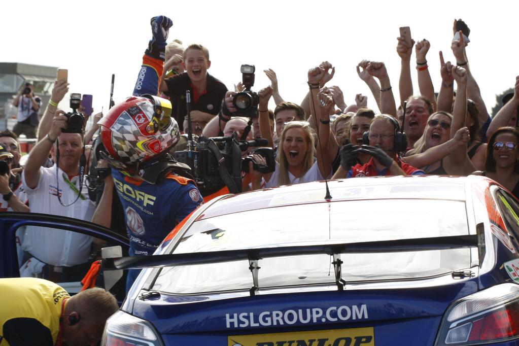 888Official's tweet photo. A picture paints a thousand words... #BTCC http://t.co/vl10DIQ2NR