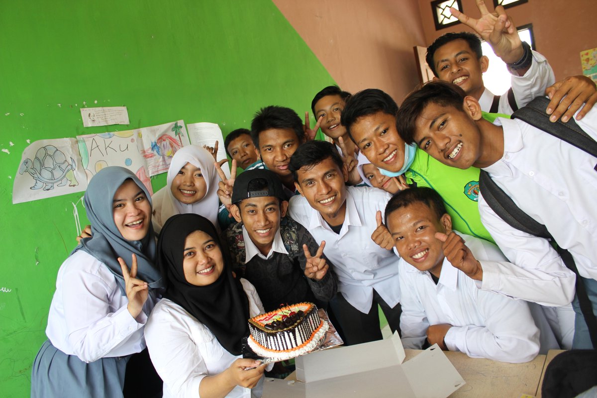 Trya_U2's tweet photo. ,,thanks buat para murid kesayanganku yang sukses bikin gurunya nangis :( http://t.co/yahhLO1V9z