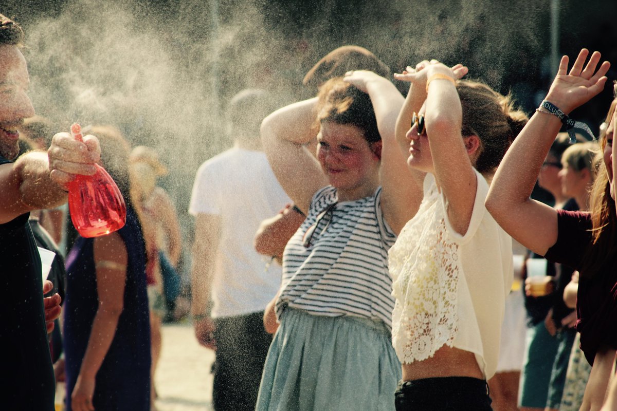 electronicwald's tweet photo. Sommerliche Bilder von Menschen auf dem #asummerstale15 unter: https://t.co/w6y3Z8Ctp4 http://t.co/Zvu1hm8gVU