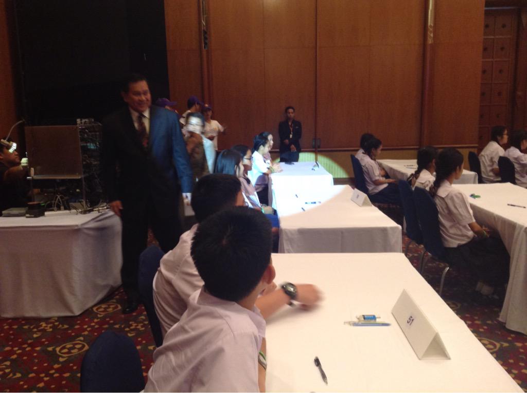 ASEAN_THAILAND's tweet photo. รมต.กต. @MFAThai เดินทักทาย นร.ที่มาร่วมแข่งขันตอบปัญหากับกรมอาเซียน #ASEANDAY2015 http://t.co/Q3IVIhYcQW