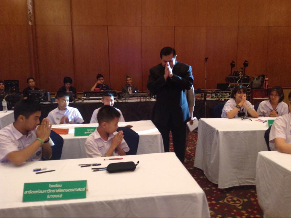 ASEAN_THAILAND's tweet photo. รมต.กต. @MFAThai เดินทักทาย นร.ที่มาร่วมแข่งขันตอบปัญหากับกรมอาเซียน #ASEANDAY2015 http://t.co/Q3IVIhYcQW