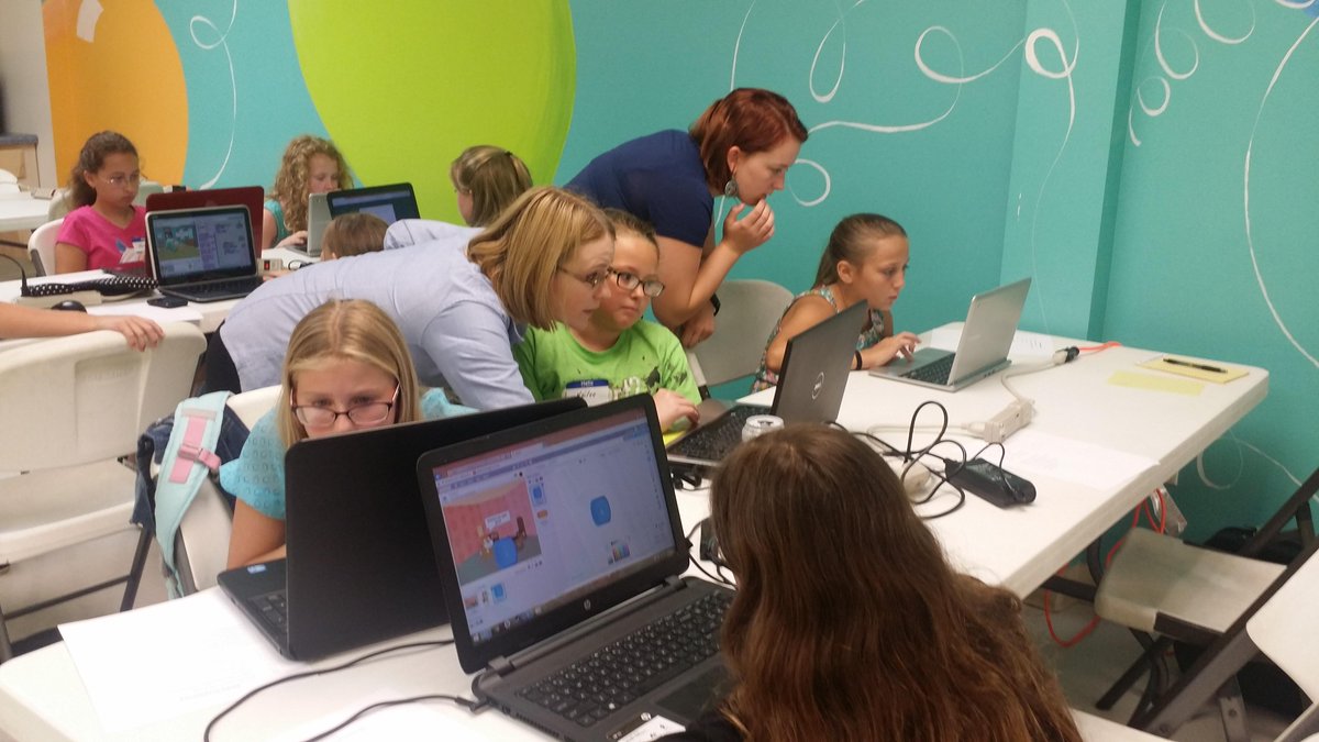 TullahomaSUDS's tweet photo. .@100GirlsofCode  @HandsOnScience1 Creative girls working with creative professionals.#GirlsDayofCode http://t.co/kvSkBS5Od9