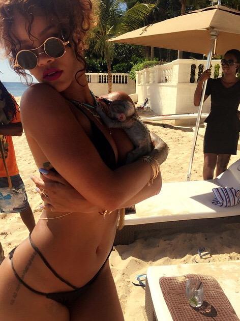 RihannaDirect's tweet photo. Rihanna in Barbados today http://t.co/wguMjYj9CK
