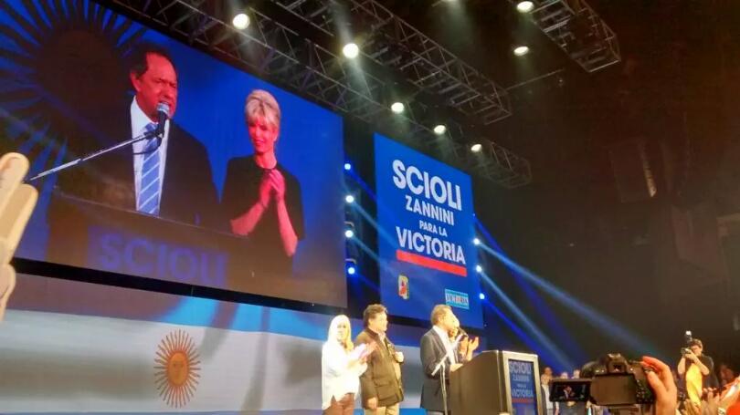 PsFnacional's tweet photo. @danielscioli "Estamos a 12 puntos de Macri y 20 de Massa" Habla nuestro futuro #PRESIDENTE || @AARLIA Conduccion http://t.co/vrLZ95Xz1G