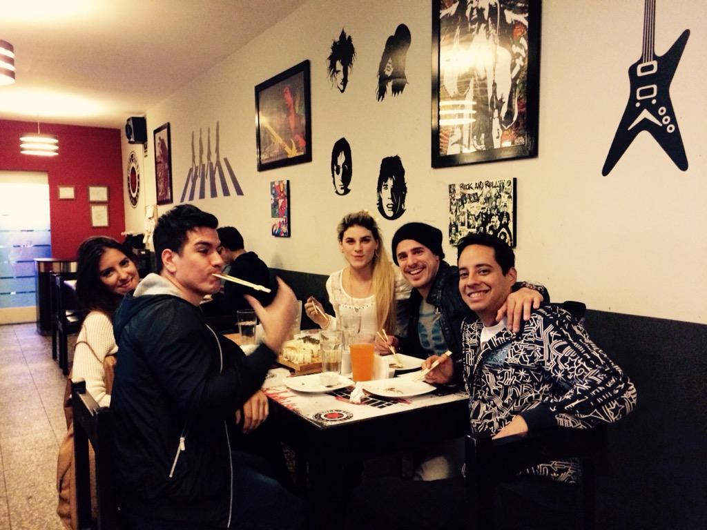 saitemiroficial's tweet photo. @rollstarsushi los mejores rolls y con barra libre! No se lo pierdan, para compartir con los amigos y familia 😋 http://t.co/ON9X5bJzwb