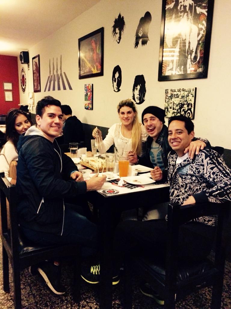 saitemiroficial's tweet photo. @rollstarsushi los mejores rolls y con barra libre! No se lo pierdan, para compartir con los amigos y familia 😋 http://t.co/ON9X5bJzwb