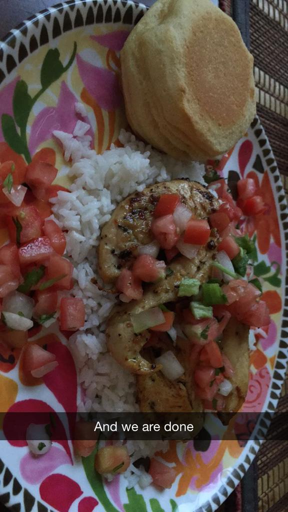 bellathornebr's tweet photo. Comida é o que não falta na mesa da Bella Thorne! Novas imagens no Snapchat, ontem (09). 🍖🍜 #Foodella http://t.co/0k2OnJ692M