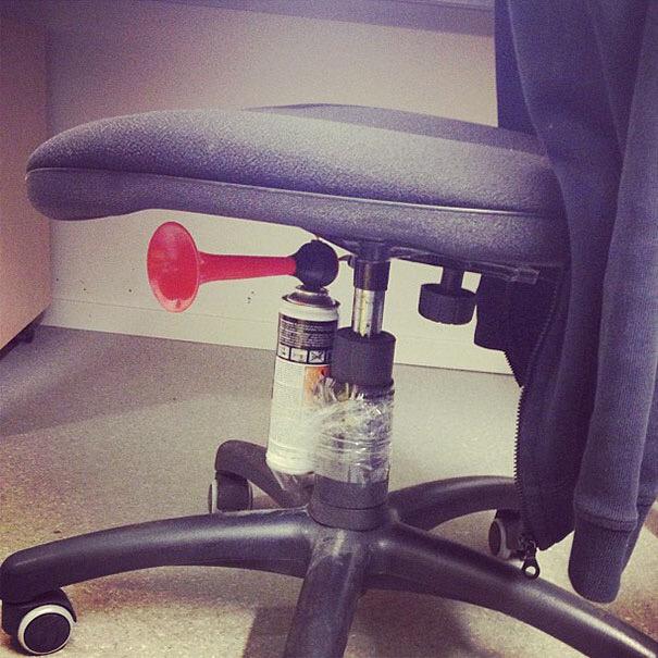 Cubicle123's tweet photo. How to scare the shit out of your coworker 😂😂 http://t.co/Q64inJVlXM