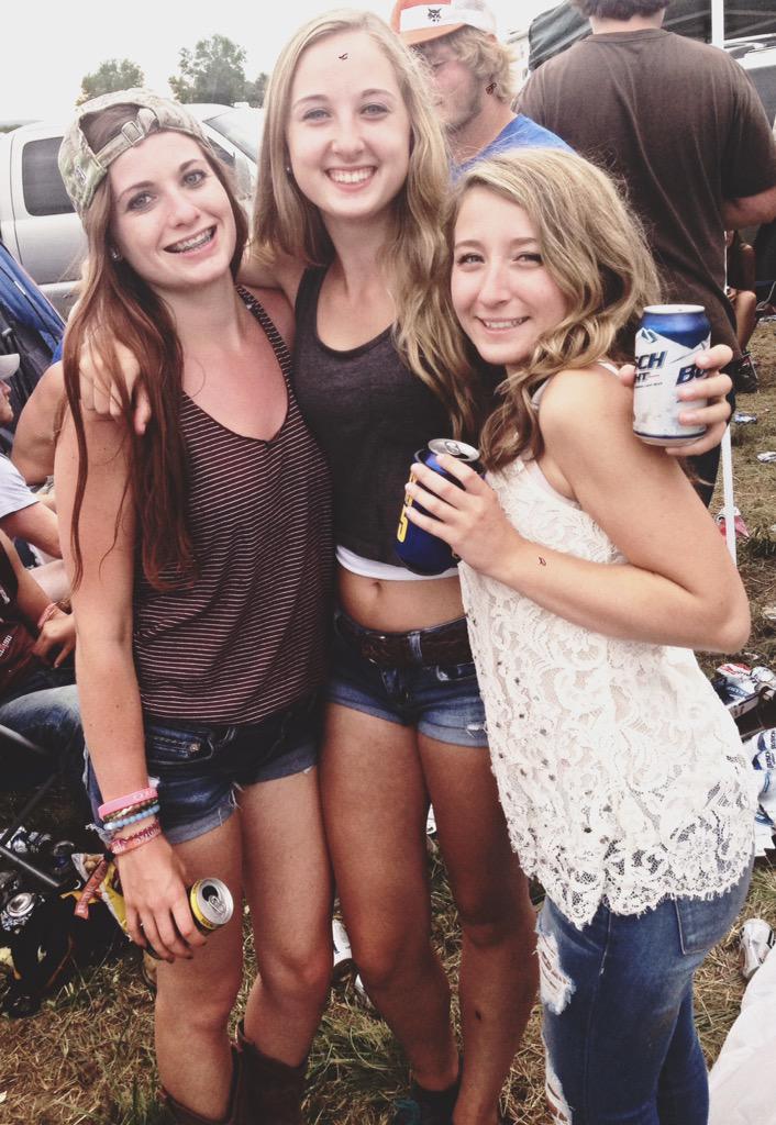 kayleejoR's tweet photo. #COTR2015 was a blast with these babes 🔥😈🍺🚜🌽🌾🐮😍 http://t.co/To33IN3Nih