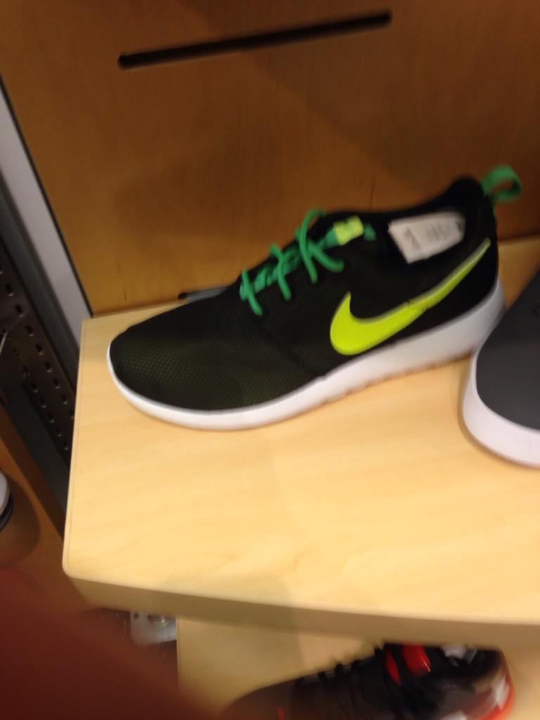 Tammans45's tweet photo. @OpTic_Crimsix We have the same Roshes! http://t.co/rUAOtOfscu