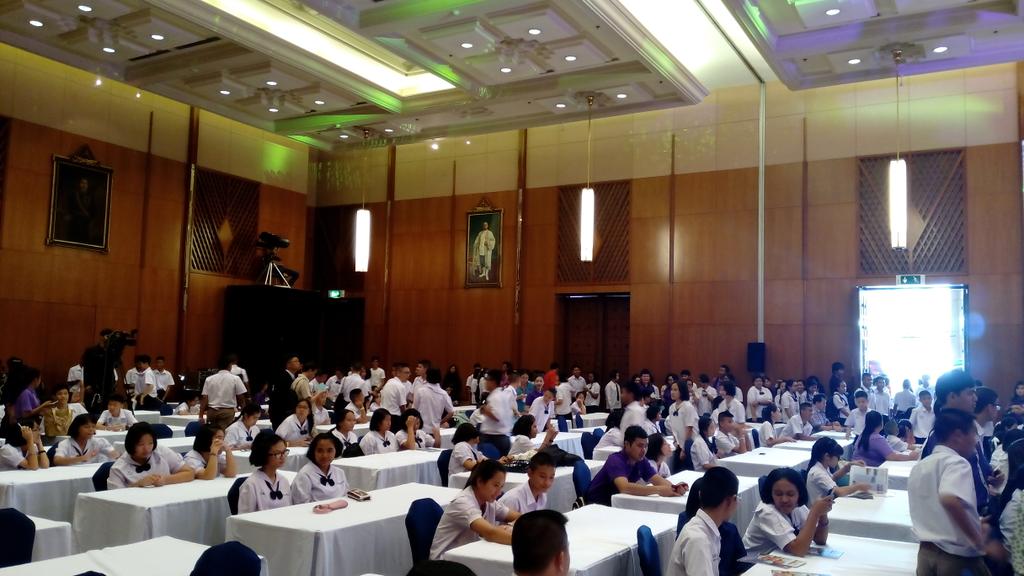 ASEAN_THAILAND's tweet photo. 12:05น
รอประกาศผลโรงเรียนที่เข้ารอบ2
#AseanDay2015 http://t.co/9RX4N0xV7K