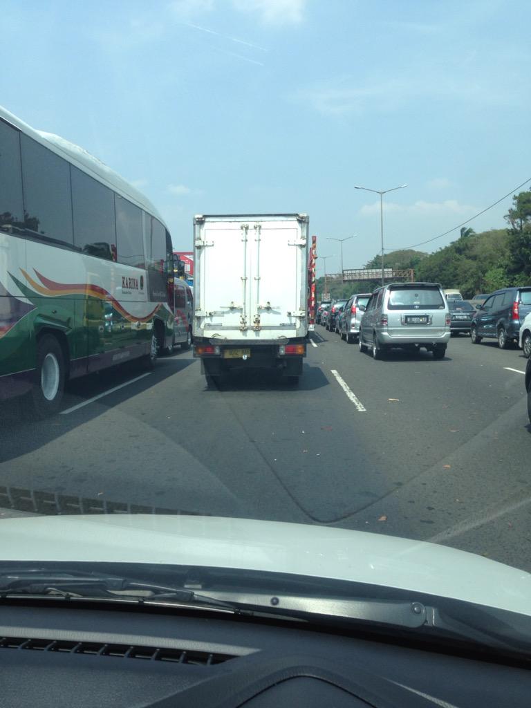 laurentjsg's tweet photo. @TMCPoldaMetro tol cikampek arah cikampek macet dari halim http://t.co/hM6KErkB5O