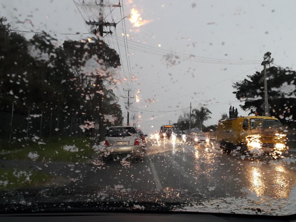 scottcleator's tweet photo. Snowing in new lynn!! http://t.co/tfo7vl2GzS