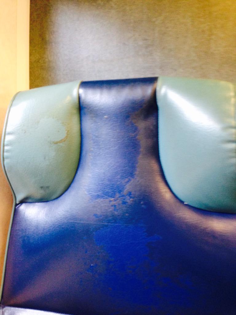 Headrests <a href="/MetroNorth/">Metro-North Railroad</a>, Hudson Line still awful. Would you ride in this seat?! Arriving GC at 8.38am this morning.