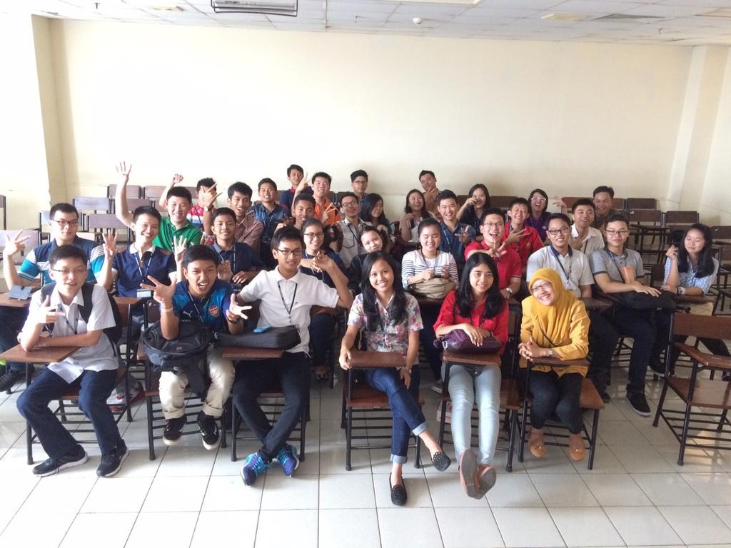 PPTIBCA3's tweet photo. Eaaa ~ foto ini foto hari kedua induction dibinus.Lagi nunggu sesi sama pas mau pulang.Namun hari pertama,gak foto :" http://t.co/jnqOWdy0eS