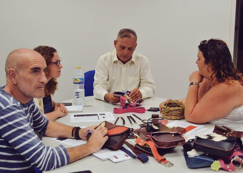 Artesaniatfe's tweet photo. Asesoramiento para comercializar y generar desarrollo económico #Microart_Tfe y @Efraincan hoy con Elena Negrín http://t.co/ljY931Gx6z