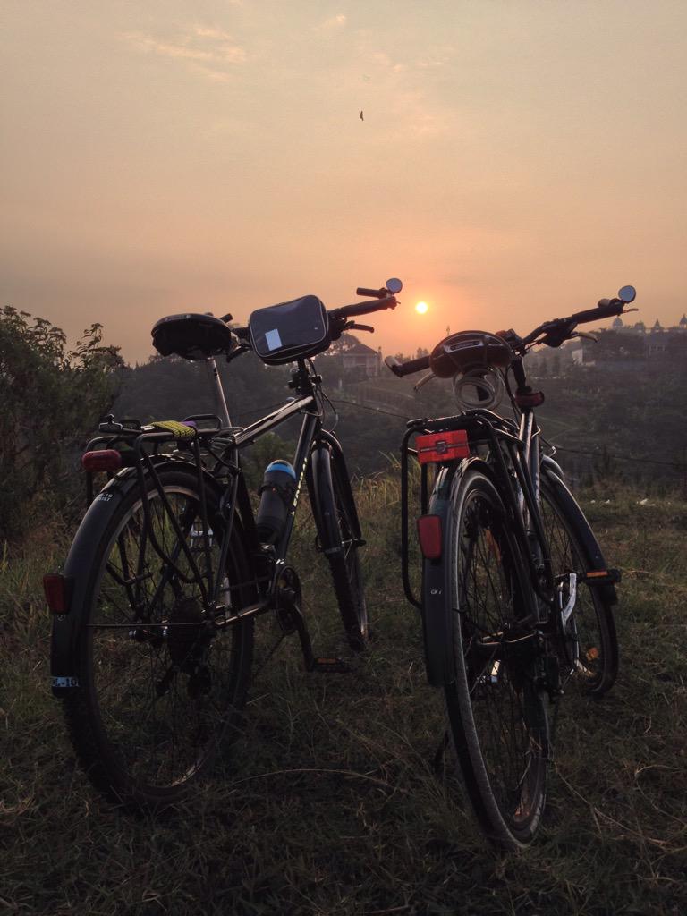 Di Cijengkol masih ada tempat di mana matahari belum tercuri oleh tembok hotel dan apartemen.