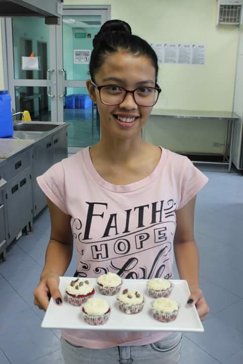 SanDonica's tweet photo. Red Velvet cupcake with cream cheese icing #onety #cupcakewars #etyweek #goals #dream http://t.co/BkT1MwN1v1