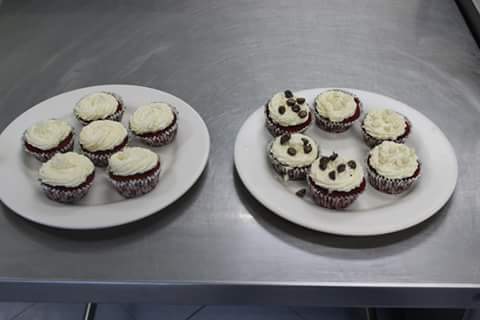 SanDonica's tweet photo. Red Velvet cupcake with cream cheese icing #onety #cupcakewars #etyweek #goals #dream http://t.co/BkT1MwN1v1