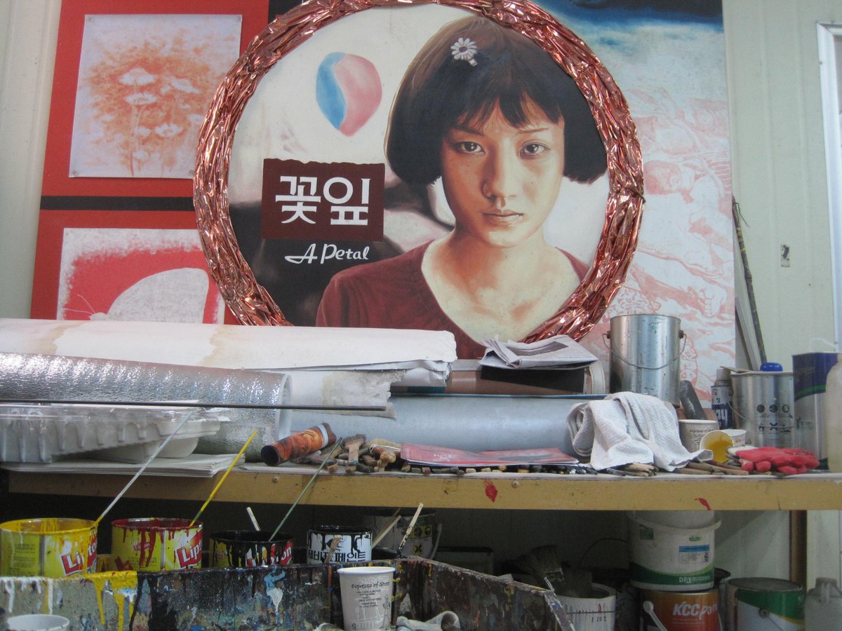 트친님 소개로 알게 된 <광주극장> 트윗. 영화 <꽃잎>의 손그림 간판을 보관중이라고 하는데 꼭 한 번 보고 싶다. <꽃잎>은 5월 광주를 그린 첫 상업...