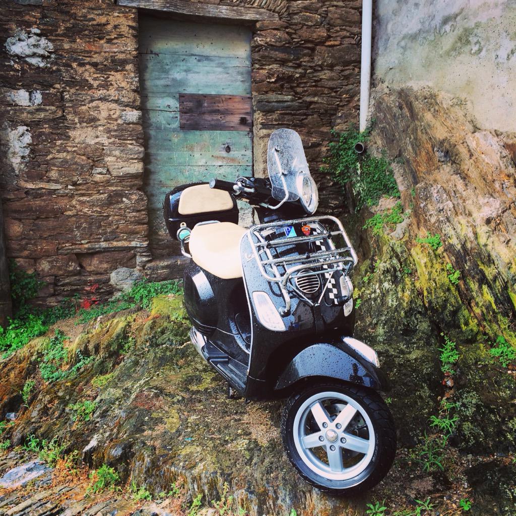 jmi_2A's tweet photo. À l'abri du temps ...@Vespa_Official http://t.co/klbLSp54NL