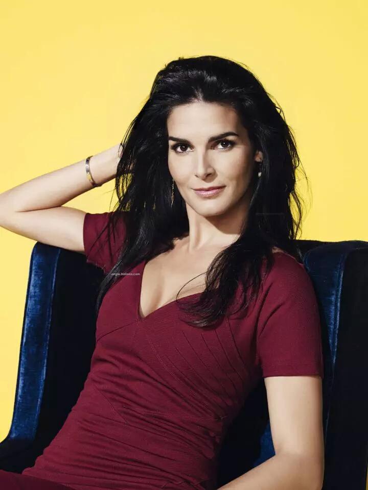 Happy birthday to Angie  Harmon  she is a true inspiration to all and when she smiles  I smile 