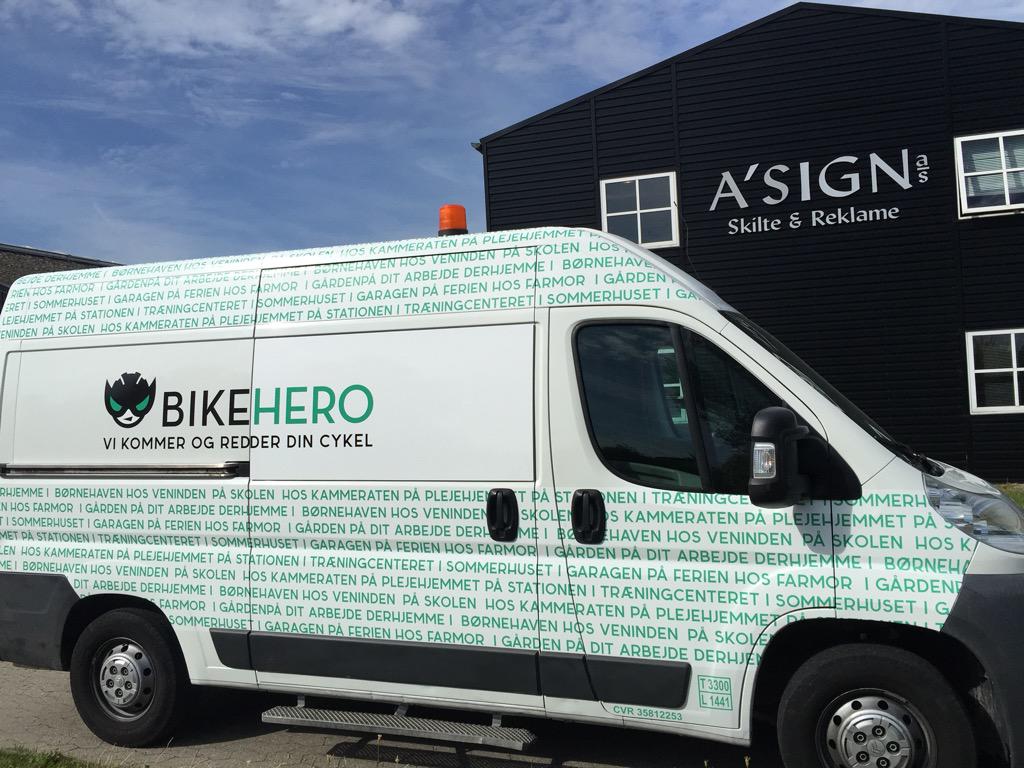 bikeherodk's tweet photo. Så ruller vores flotte ny plastret bil. Tak til A'SIGN http://t.co/vfMgt7DGsj