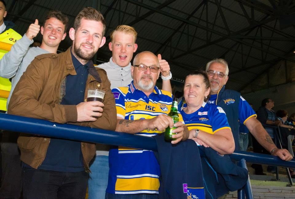 Lianda81's tweet photo. @jamesdabill @JoshSprintall @JackPrice1997  @MalDabill @CherryDabill  caught at the game #rhinos @leedsrhinos http://t.co/laQRGQcCrZ