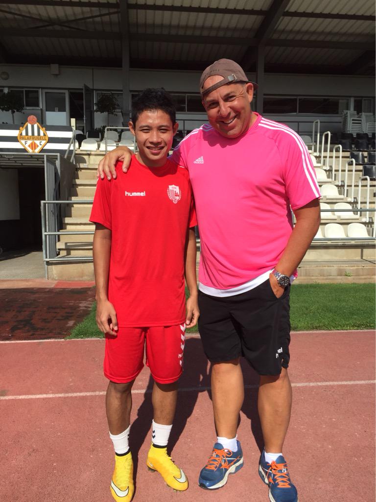 sommaresmefc's tweet photo. Evan Dimas, from Indonesia,is going to be tested this week.Selamat Datang di Llagostera Dimas http://t.co/yLCSoWHTrH http://t.co/25DwCQY0vn