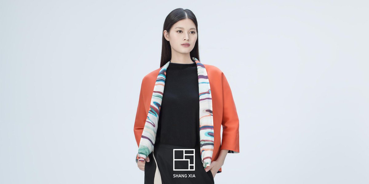 ShangXia's tweet photo. Bleu aérien, pourpre lie-de-vin, thé d'automne... Ces tons minéraux prennent vie à travers la collection Nuages. http://t.co/5VbDWQbMUG